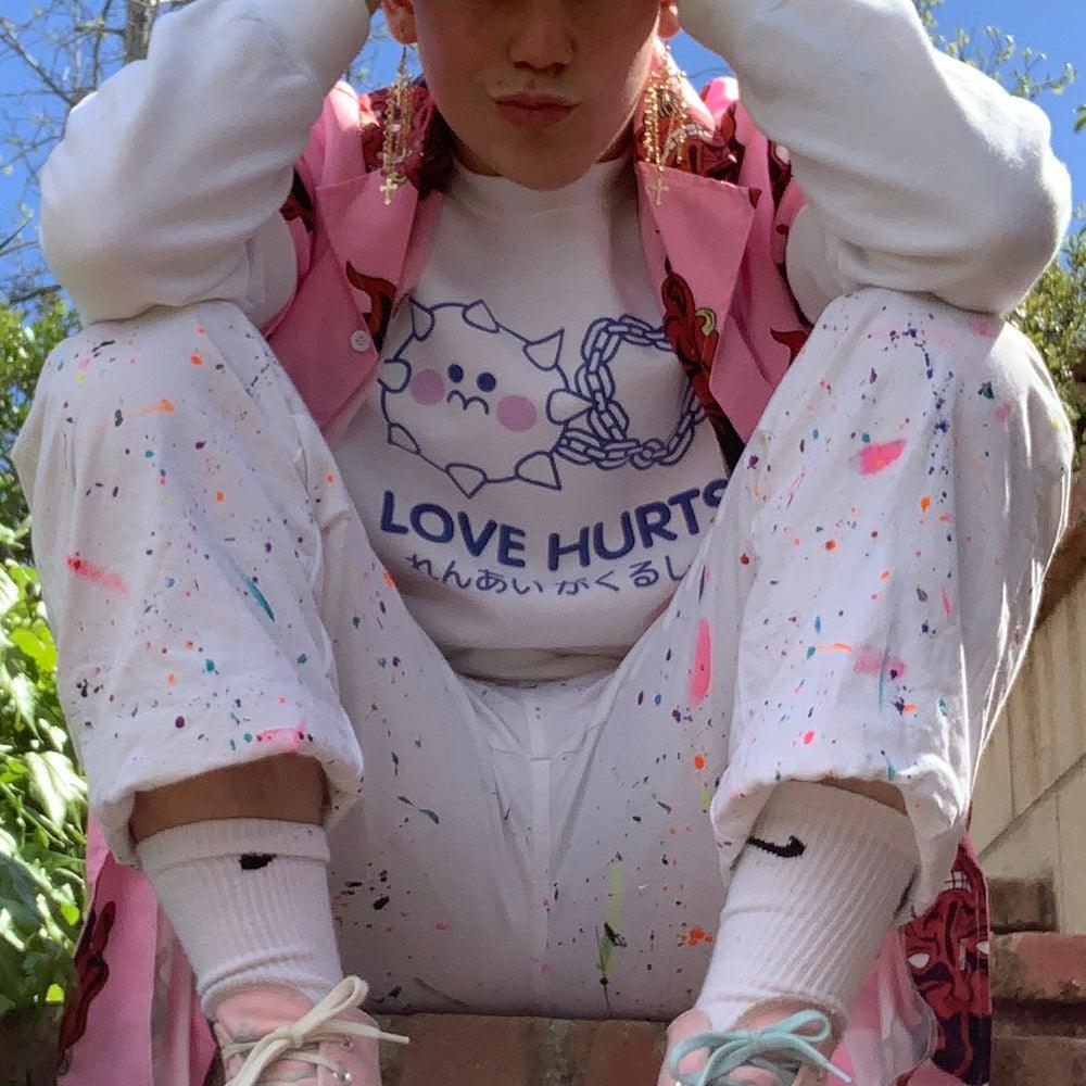 LOVE HURTS 2® Sweatshirt (white, black) - Kikillo Club